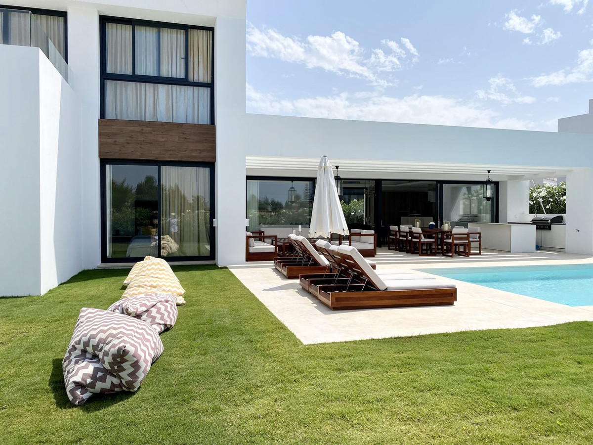6 bedroom Villa For Sale in El Paraiso, Málaga
