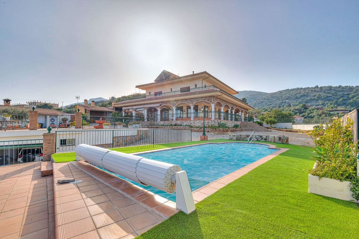 A magnificent traditional Andalusian style villa in Churriana (Malaga) with 360º views to the sea, m, Spain