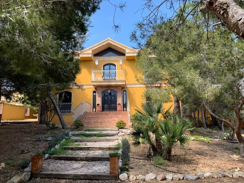 This rustic-style detached villa is located in Rojales, Ciudad Quesada, 36 km from Alicante and 39 k, Spain