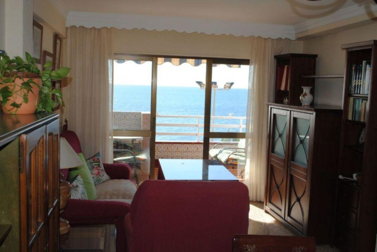 Magnificent beachfront apartment with direct access to the promenade.