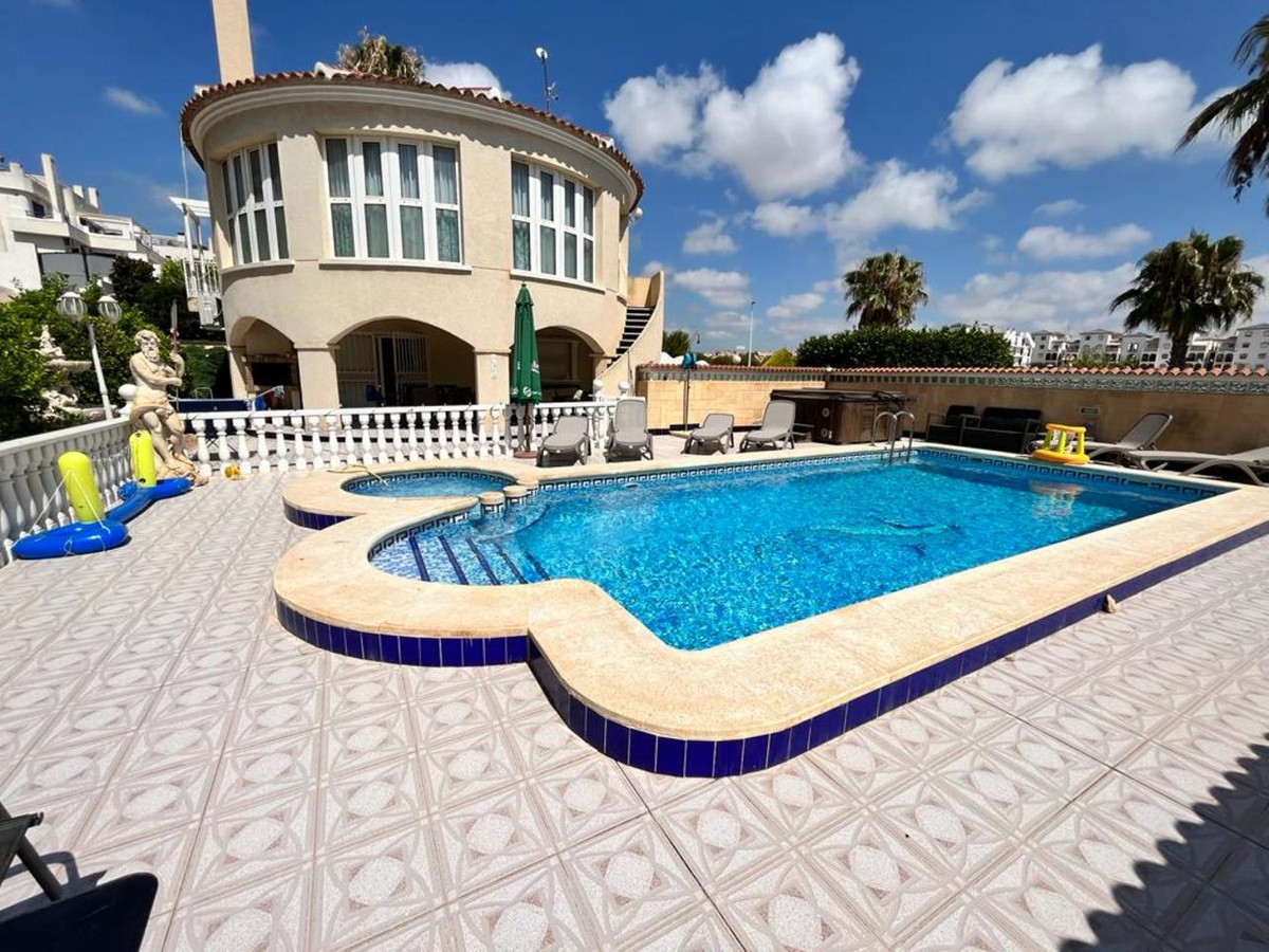 SOUGHT AFTER LOCATION - this detached villa sits on a huge 1,331m2 elevated plot with sea views.  Th, Spain