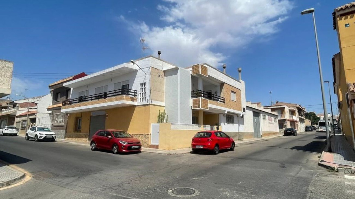 Large house with a build size of 219m2, along with a commercial basement of 200m2 & a warehouse , Spain
