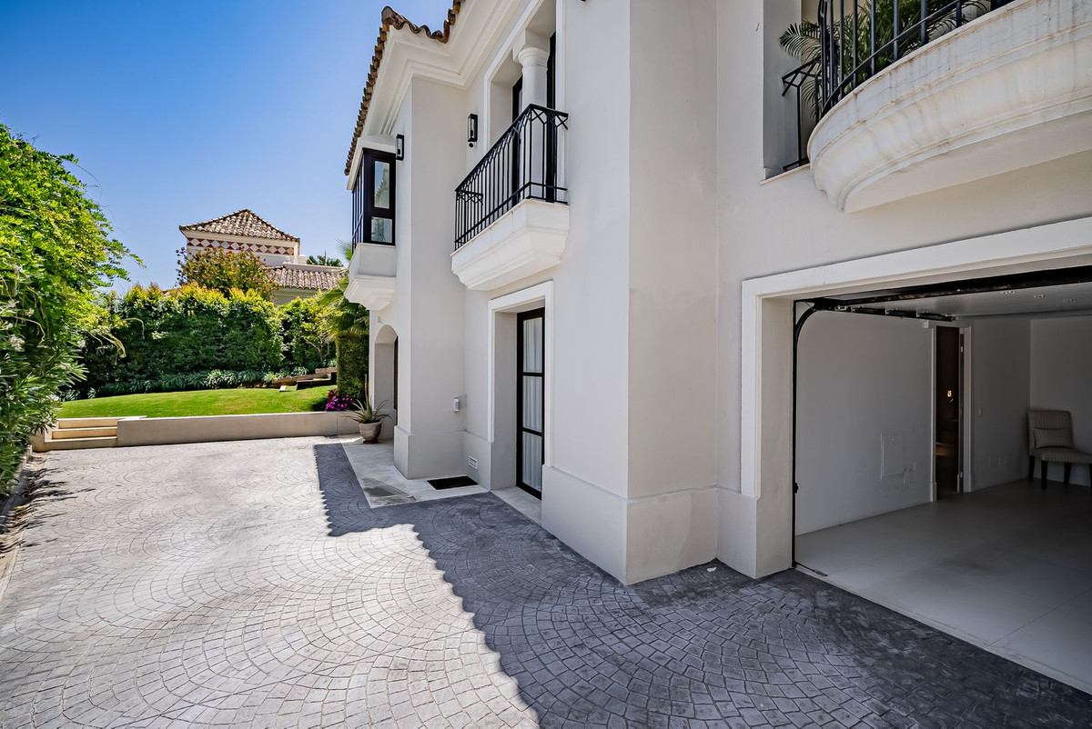 5 bedroom Villa For Sale in Las Brisas, Málaga