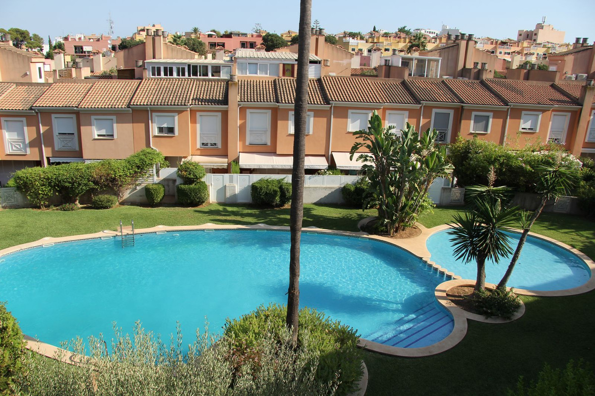 They are Xigala Semi-detached distributed over three floors, all of them with access to the outside., Spain