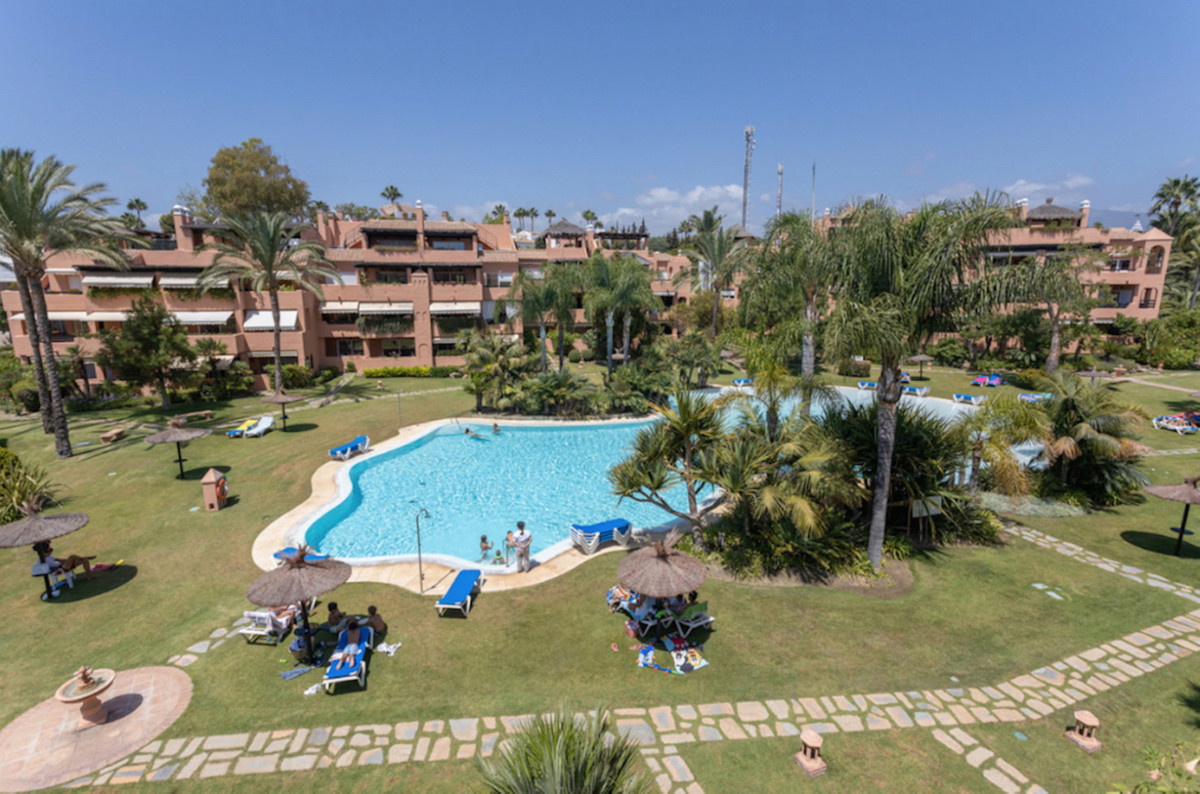 An elegantly presented large 4 bed penthouse situated in this prestigious development in Guadalmina , Spain