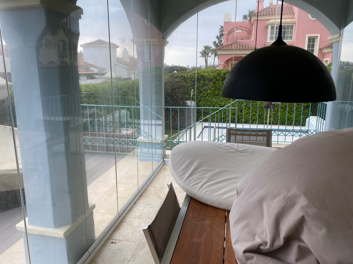 BEACHFRONT COMMUNITY THREE LEVEL SEMI DETACHED HOUSE

Fabulous villa in a front line beach community, Spain