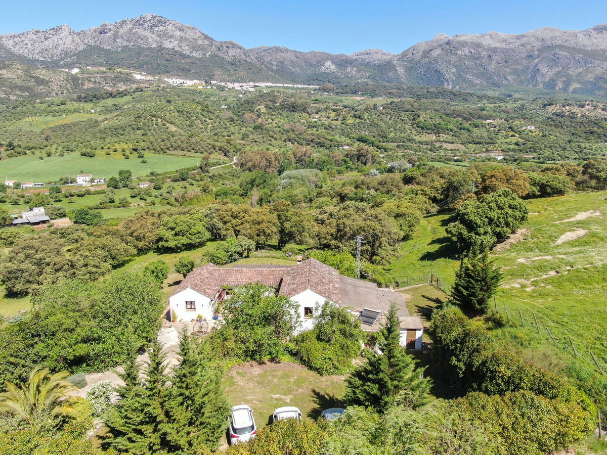 Beautiful country house built like an Andalusian country house, with spectacular mountain views.