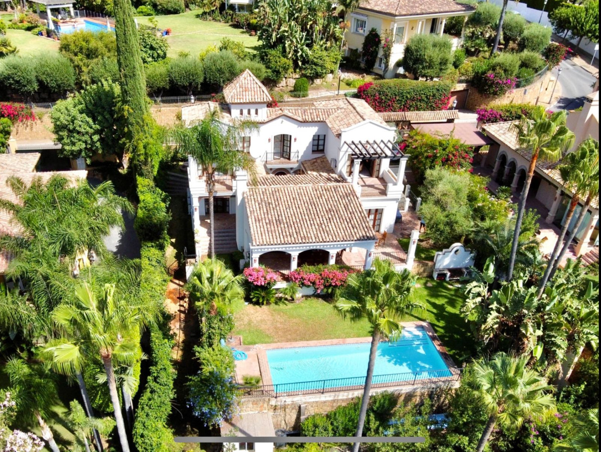 Investment opportunity in the highly desirable gated community of Altos Reales.

The attractive vill, Spain
