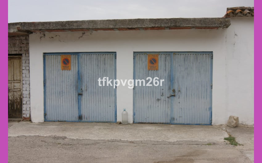 This is a single Lot of three garages and approximately 1000 m2 of land currently used as an allotme, Spain