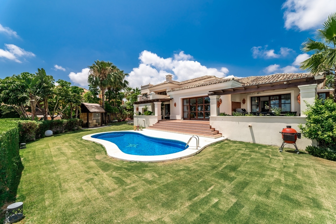 Detached Villa for sale in Nueva Andalucía R4335550