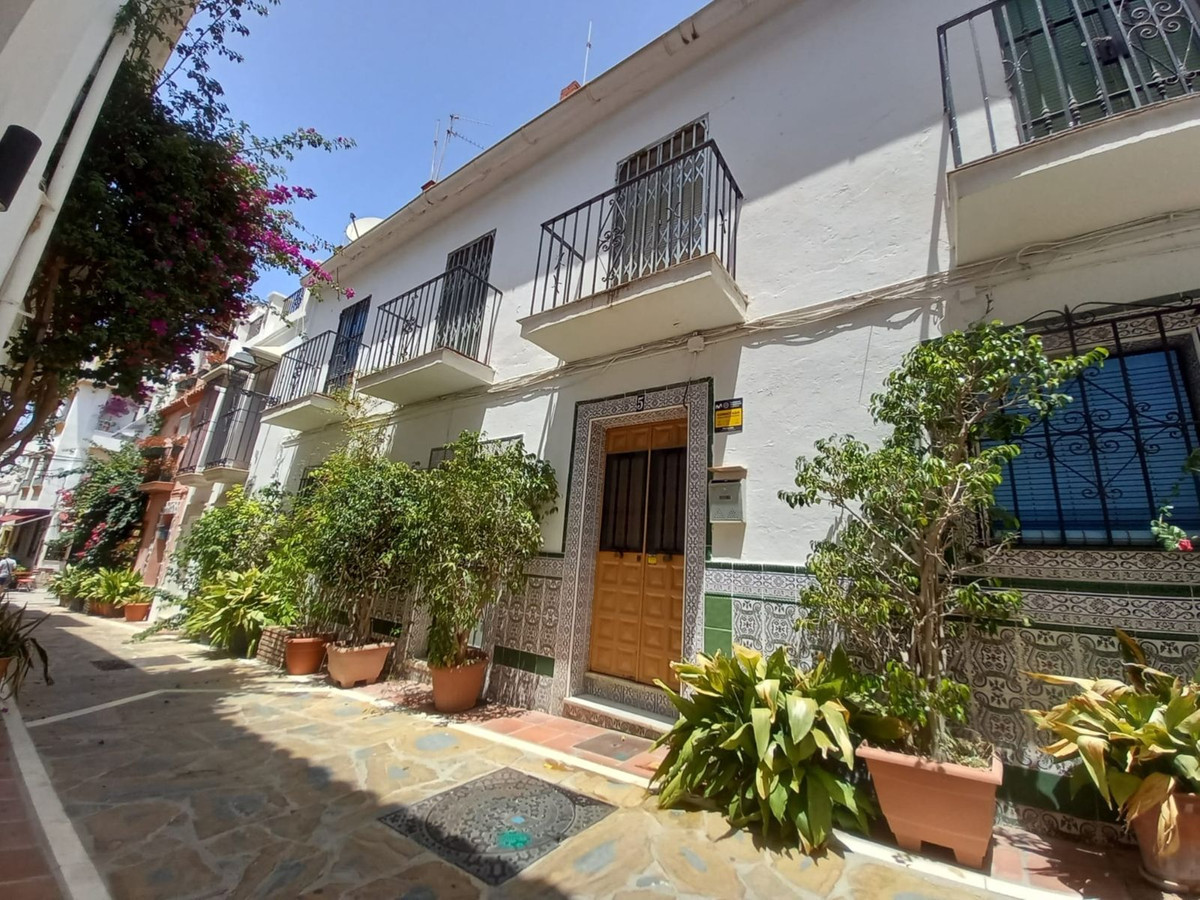 Great investment opportunity in the old town of Marbella, close to: the beach, Plaza Los Naranjos, C, Spain