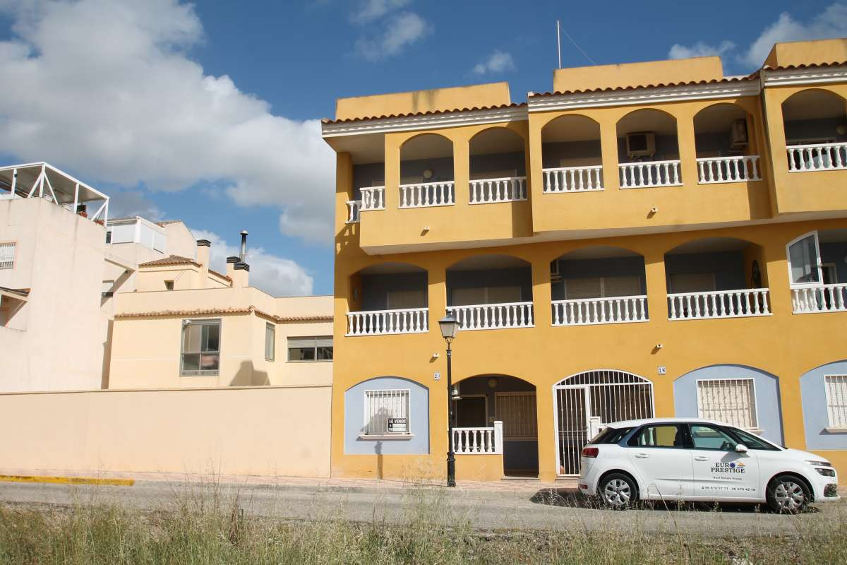 We are very pleased to offer this extremely well presented large 114m2 ,3 bedroom 2 bathroom fully f, Spain