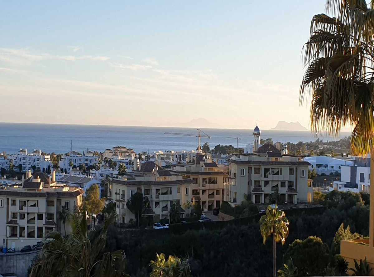 Middle Floor Apartment for sale in Estepona R4075957