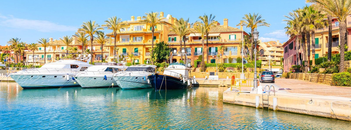 Studio is situated in the best block of the Marina of Sotogrande
The most famous restaurants are wit, Spain