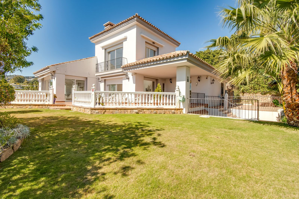 6 bedroom Villa For Sale in Nueva Andalucía, Málaga - thumb 1