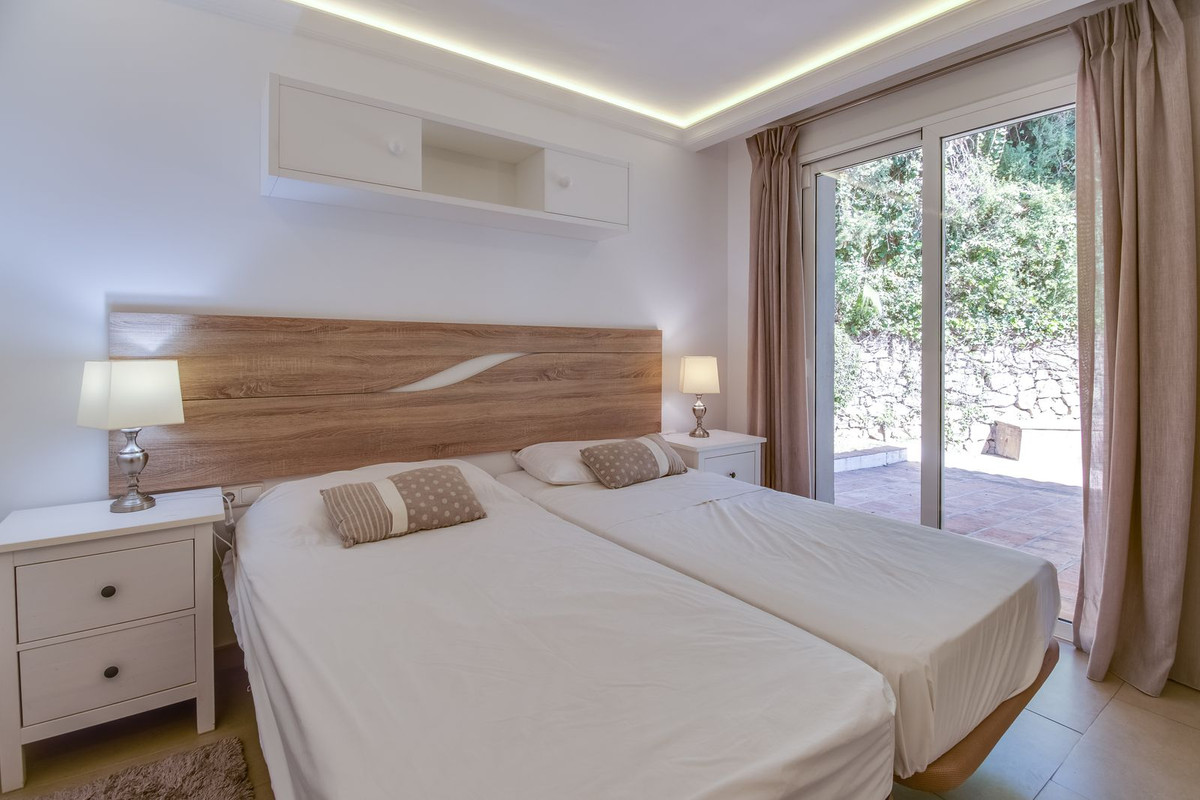 6 bedroom Villa For Sale in Nueva Andalucía, Málaga - thumb 17