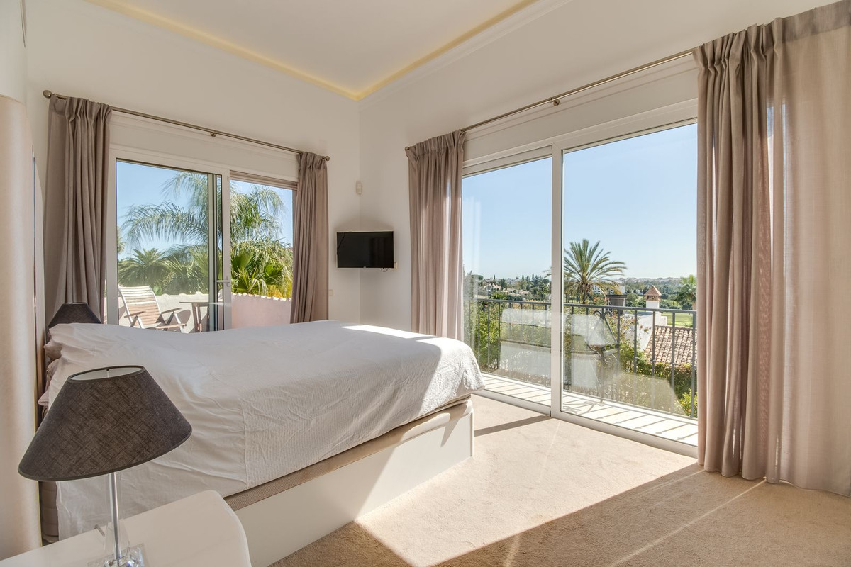 6 bedroom Villa For Sale in Nueva Andalucía, Málaga - thumb 20