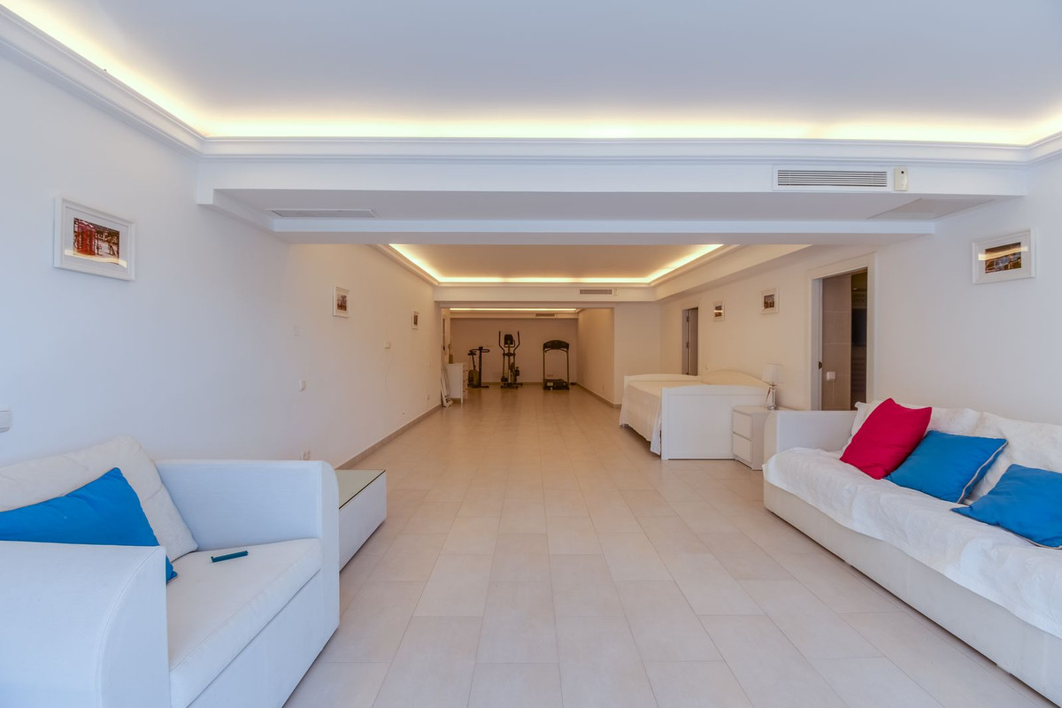 6 bedroom Villa For Sale in Nueva Andalucía, Málaga - thumb 28