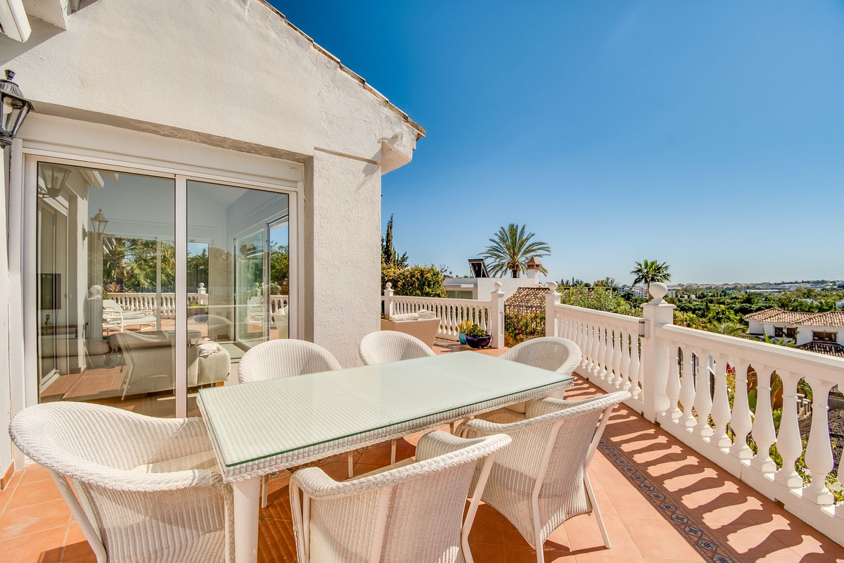 6 bedroom Villa For Sale in Nueva Andalucía, Málaga - thumb 5