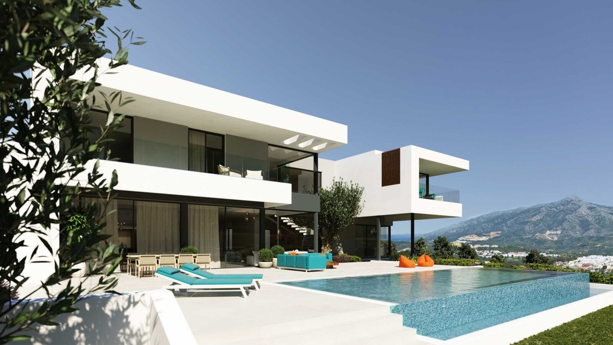 6 bedroom Villa For Sale in El Paraiso, Málaga