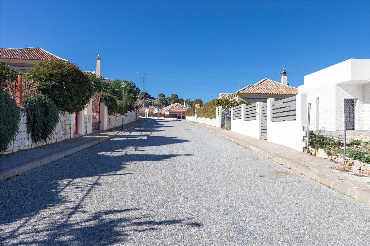 Residential plot for sale in Alhaurin de la Torre

This residential plot of 1.044 m2 is situated in , Spain