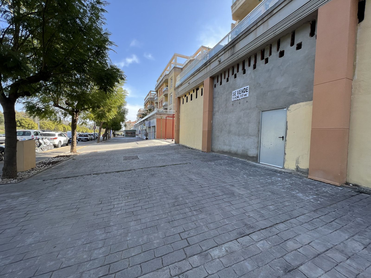 LOCATION LOCATION !!  Are you looking for a brilliant location to place your business in ? With easy, Spain