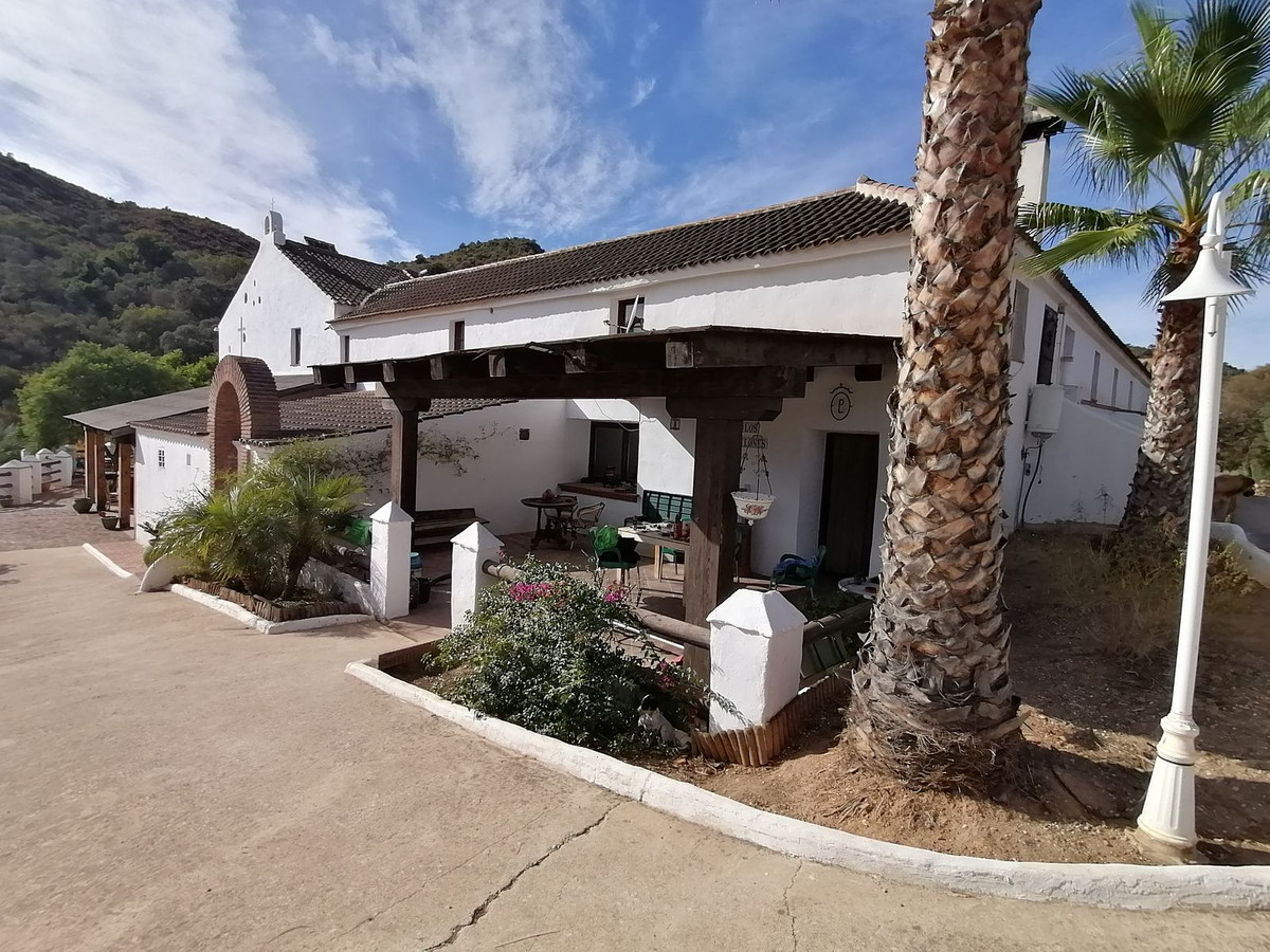 						Villa  Finca
													en venta 
																			 en Almogía
					