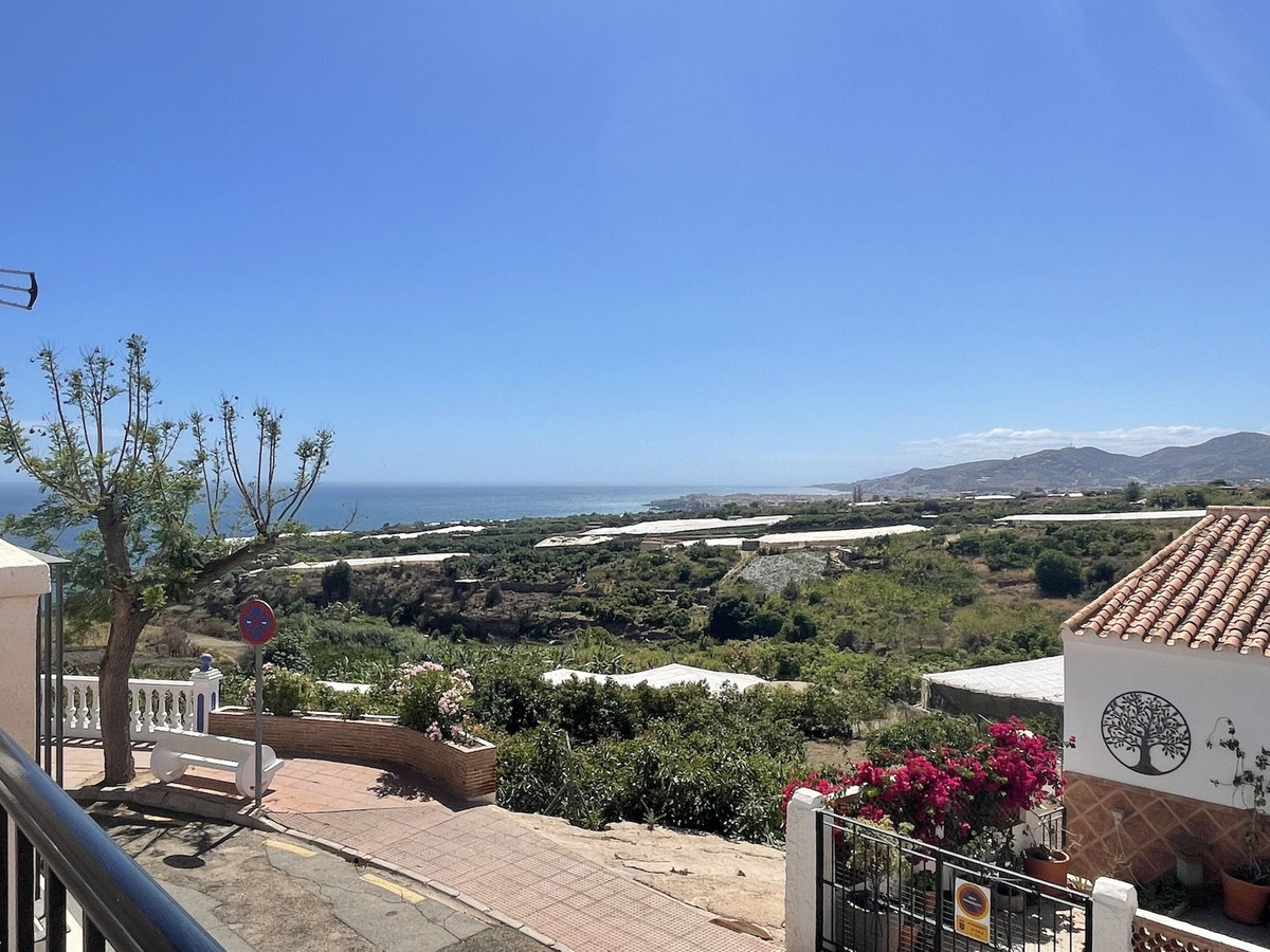 Located in the peaceful and picturesque white village of Maro, near to Nerja, is this wonderful 3 bedroom townhouse with large terrace which offers...