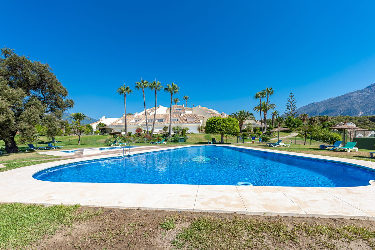 Nice 4 bedroom 3 bathrooms in a fully gated community in Aloha Golf with heated pool, tennis and pad, Spain