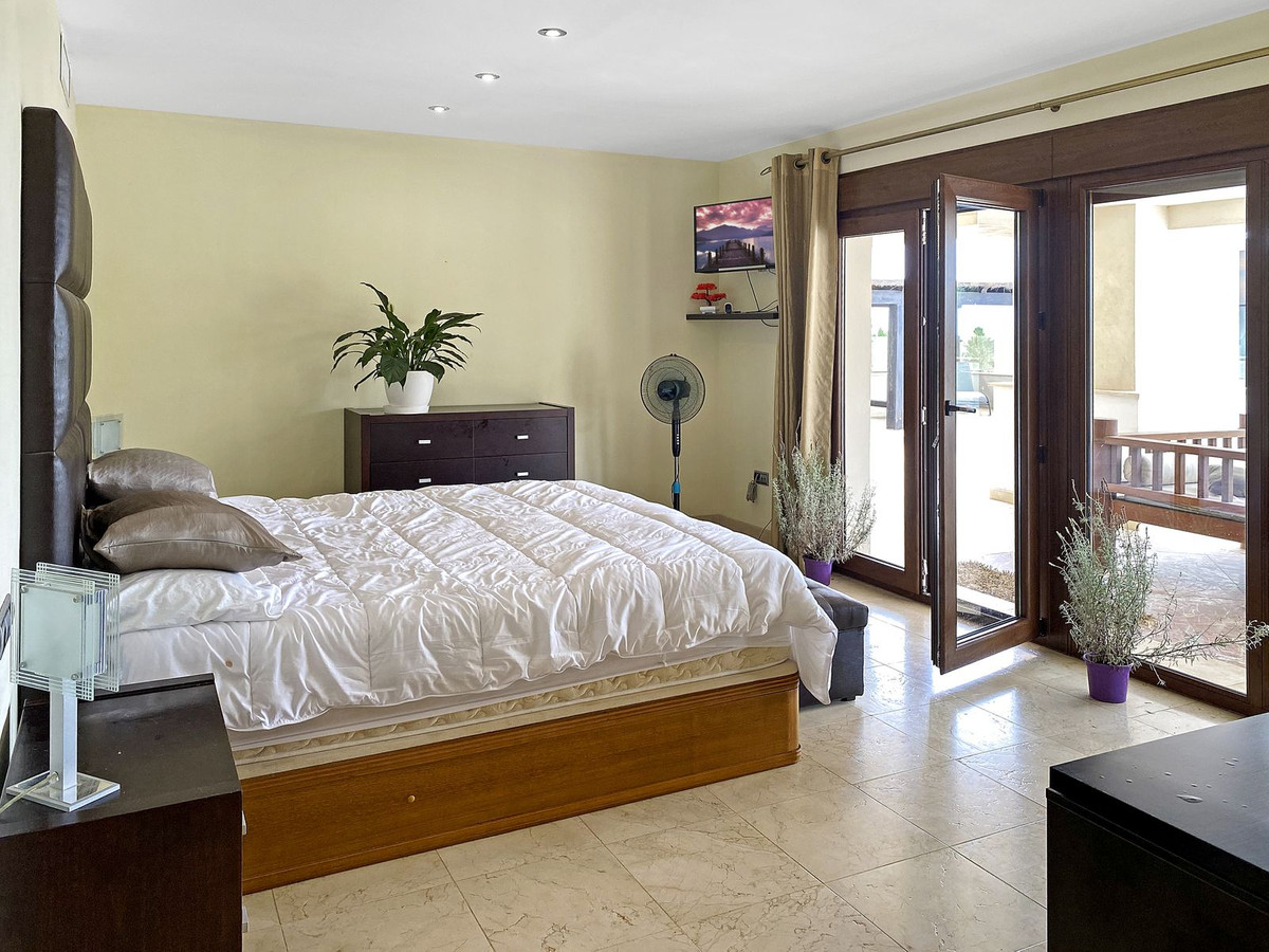 Villa con 5 Dormitorios en Venta Manilva