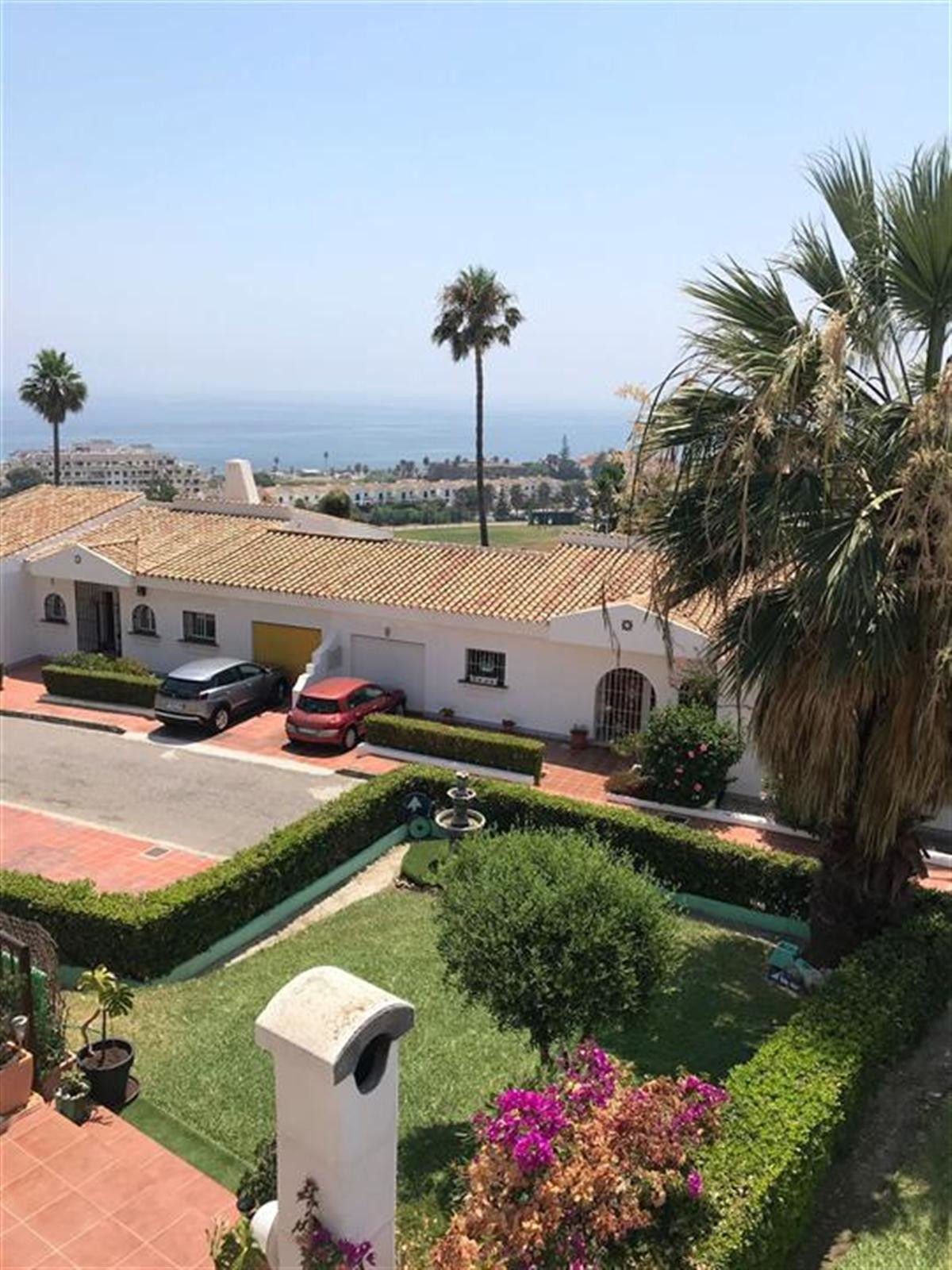 In a residential development in the Golf de la Duquesa, 4 bedroom townhouse, with 220 m2 built, 2 bathrooms, 1 toilet, living room, kitchen, a larg...