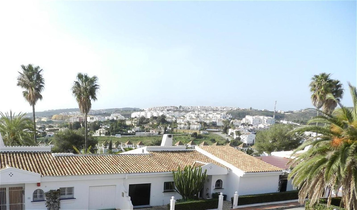 In a residential development in the Golf de la Duquesa, 4 bedroom townhouse, with 220 m2 built, 2 bathrooms, 1 toilet, living room, kitchen, a larg...