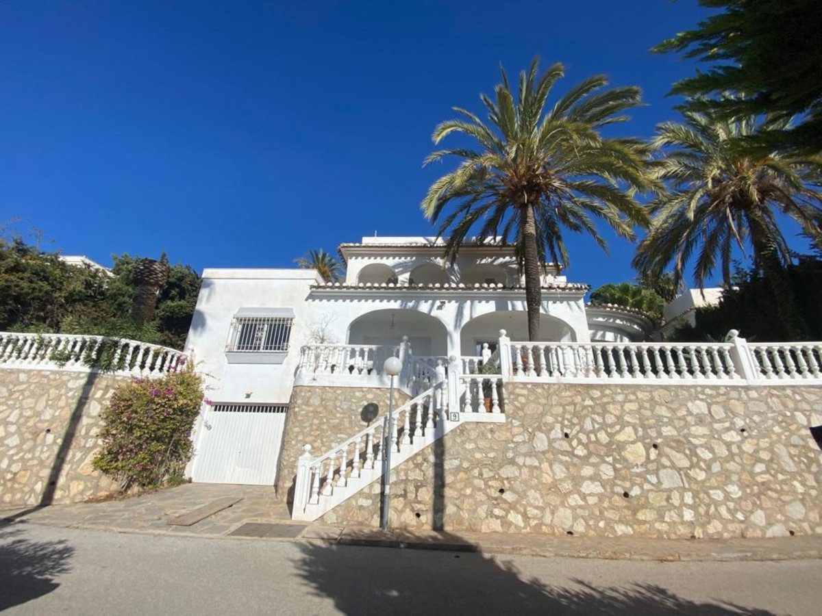 5 bedroom Villa For Sale in Calahonda, Málaga