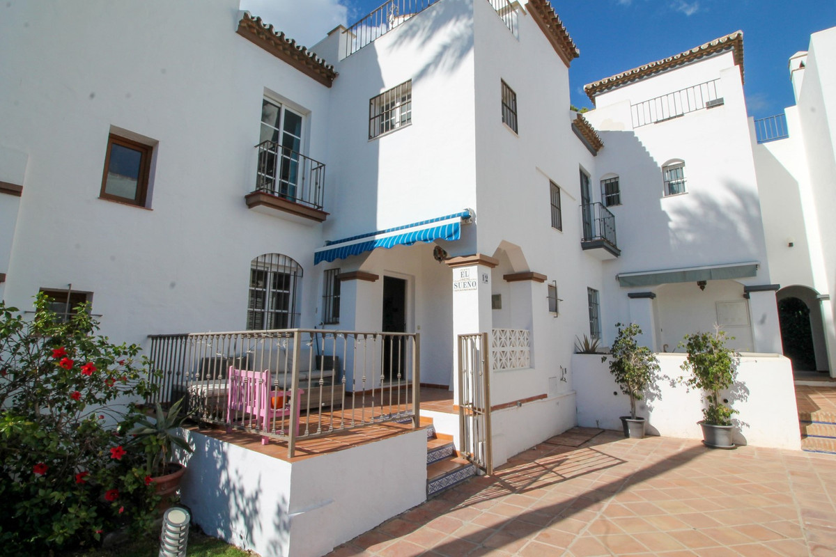 Andalusian style three bedroom townhouse in an excellent location and at short walking distance to P, Spain