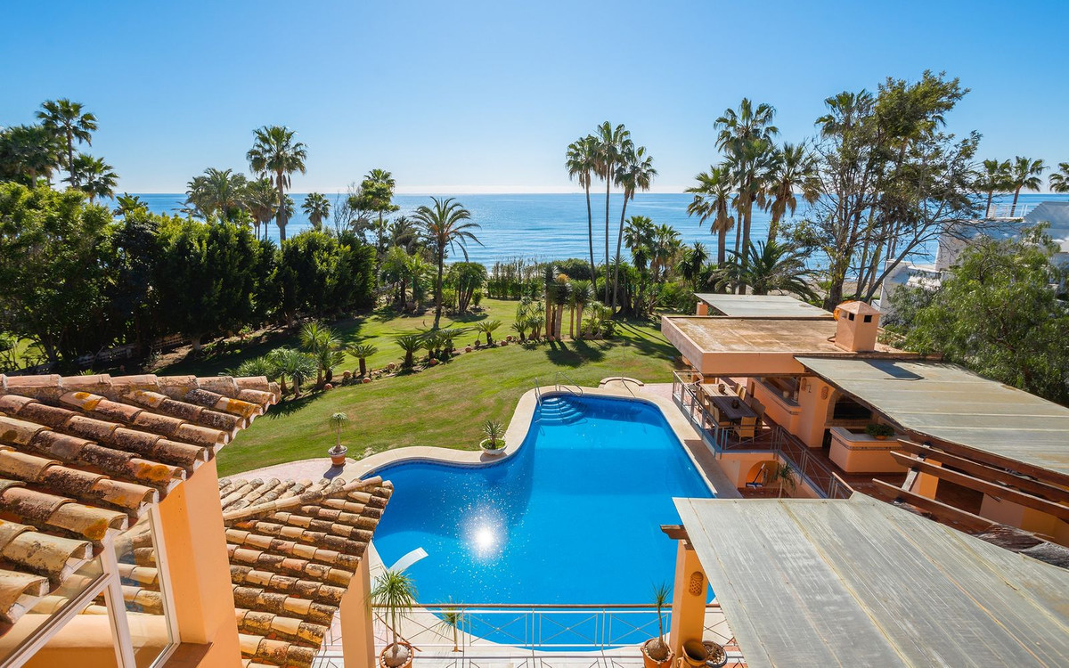 Villa in New Golden Mile, Costa del Sol, Málaga on Costa del Sol For Sale