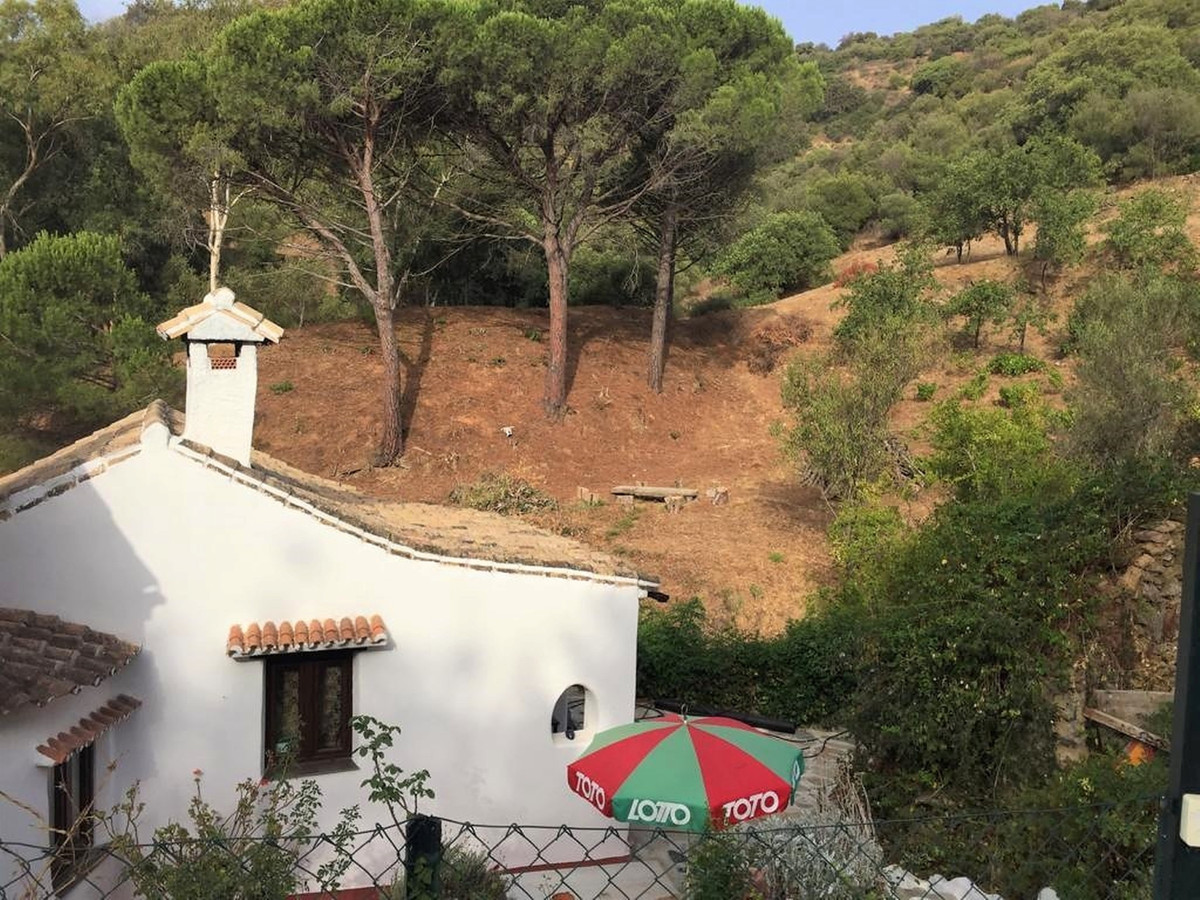 Magnificent finca with pool in Casares, Costa del Sol, 9 km from Estepona, 1 hour drive to Malaga airport and 30 minutes drive to Gibraltar