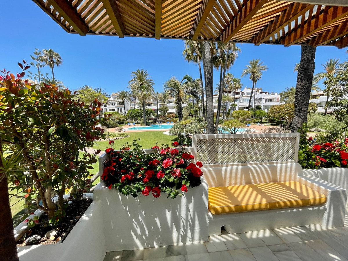 This 2 bedroom, 2 bathroom corner apartment is situated in the well known frontline beach developmen, Spain