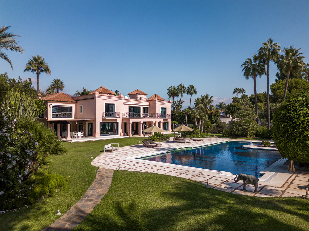 Detached Villa for sale in Estepona R4505752