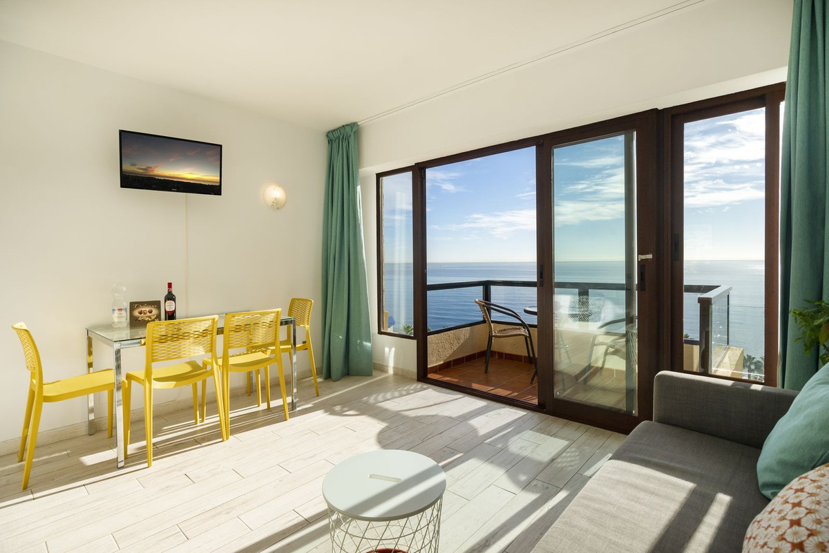 Generously proportioned 9th floor studio apartment located in the front-line beach complex of Aloha , Spain