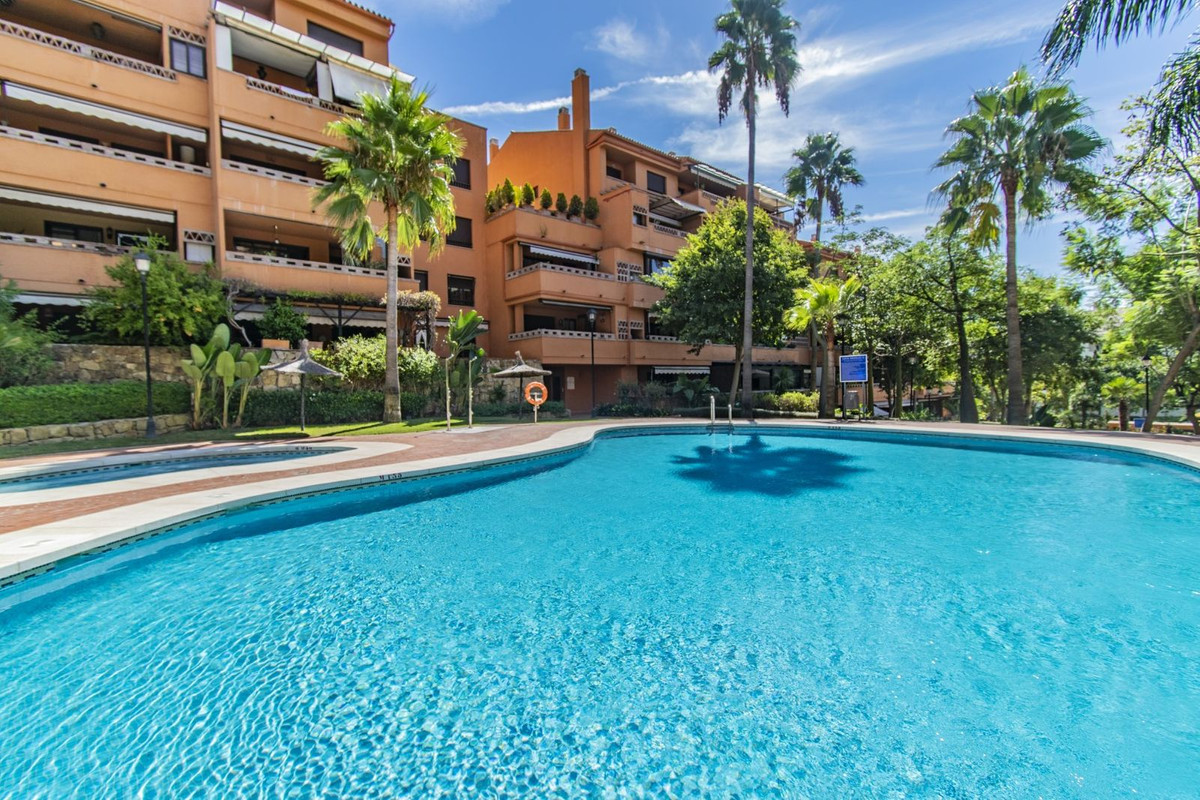 Middle Floor Apartment for sale in The Golden Mile, Costa del Sol