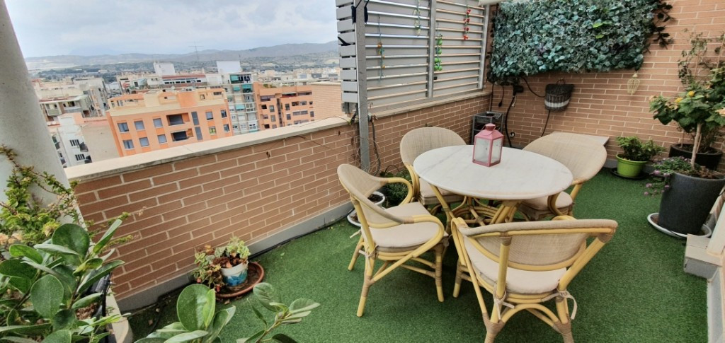 4 Bedroom Penthouse in Campello. Corner penthouse in Campello in great location.
This great property, Spain