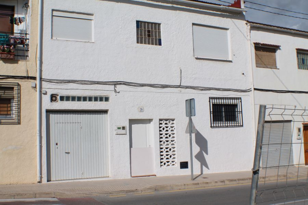 House in Polop with large living room, three bedrooms, kitchen, bathroom and toilet, completely reno, Spain