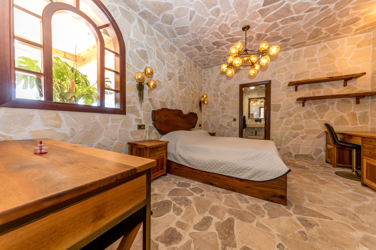 Villa con 5 Dormitorios en Venta Istán