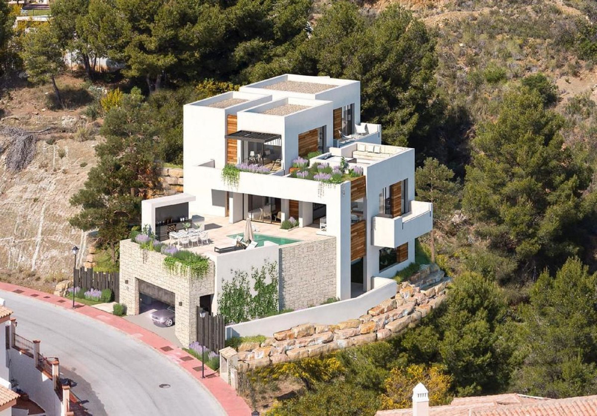 Excellent plot with SEA and MOUNTAIN VIEWS located in the Lomas de Mijas urbanization. It is located, Spain