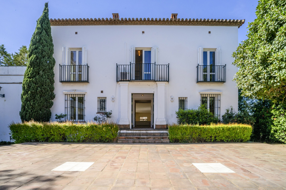 Villa Finca in New Golden Mile, Costa del Sol
