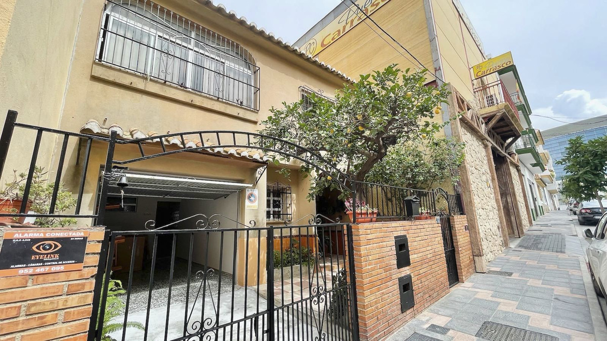 4 Bedroom Detached Villa For Sale Fuengirola, Costa del Sol - HP4665565
