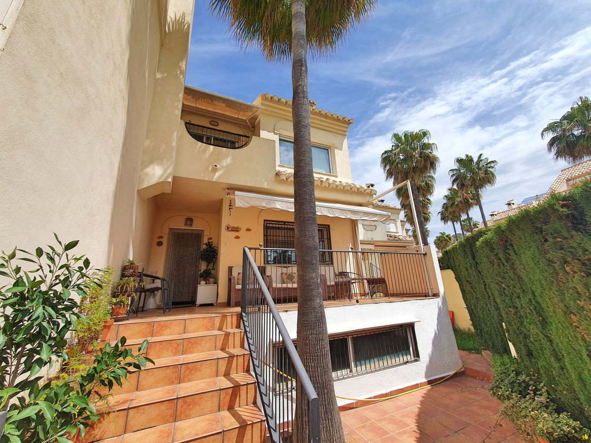 Townhouse for sale in Costabella R4050277