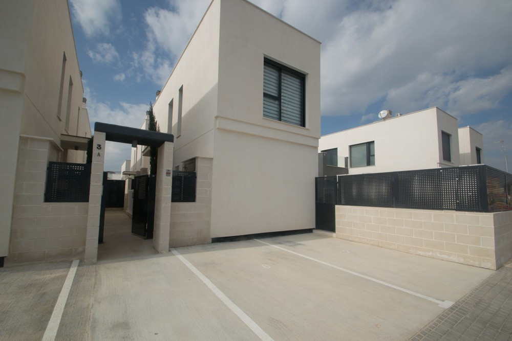 Very exotic detached villa. \n
The plot is 180m2, the house is 85m2 and has a terrace of 40m2. The v, Spain