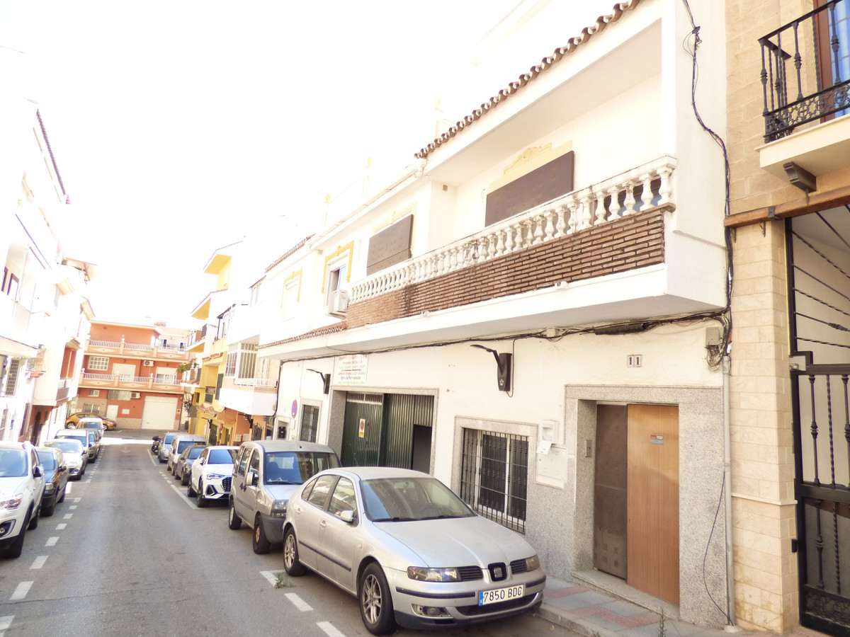 Property in Las Lagunas, access to the A-7 immediate, residential neighborhood, but next to all the , Spain