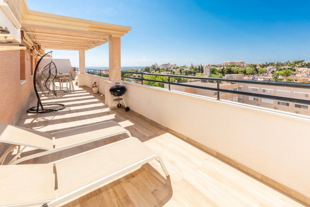Spectacular luxury attic in Torremolinos, newly renovated and with amazing views.

It is distributed, Spain